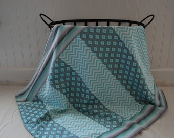 Baby Decke im Patchwork-Stil mit grauen Chevron Streifen, Grau und Grau