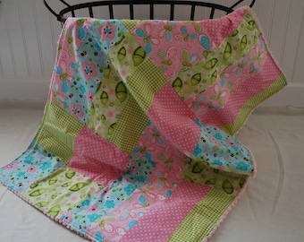 Schmetterling und Blumen Baby-Mädchen-Decke- Rosa, Blau und Grün Decke, Schmetterling-Kinderzimmer-Dekor, Baby-Dusche-Geschenk, Patchwork-Decke