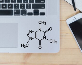Op de afbeelding: Een zilveren laptop met een zwart toetsenbord en een touchpad. Het touchpad heeft een zwart-witte sticker met een chemische structuur en de tekst "CH3" en "H3C".