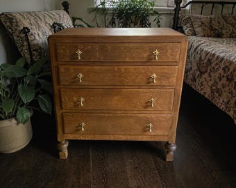 Vintage Solid Oak 4-Drawer Dresser / Chest of Drawers – Antique Style Storage Cabinet with Brass Pulls