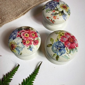 40mm/ 46mm/ 52mm Wooden decorated handles.