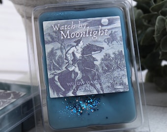 Cire livresque à clapet fondante, montre au clair de lune, bière blonde, poudre de mousquet, fumée de bois, résines, ambre, orge, avoine, carvi