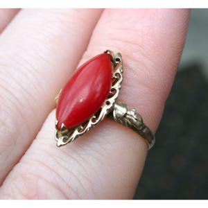 Anillo vintage de coral rojo italiano en oro amarillo de 14 k, talla 5,75, engaste calado, 2 g