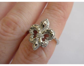 Anillo de diseño EA en plata de ley con detalle de flor de lis y diamantes naturales, talla 7.75