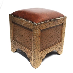 Taburete de madera marrón con tapa de cuero, base de madera maciza tallada, muebles marroquíes hechos a mano