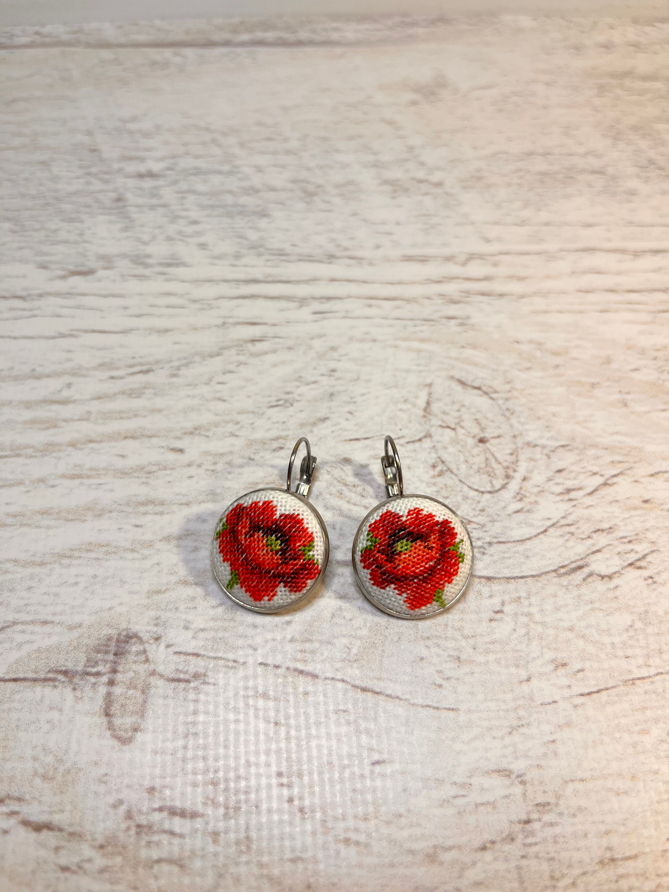 Boucles D’oreilles Avec Médaillon - Micro Broderie Faite Main - Fermoir Dormeuse, Alliage - Neuf Avec étiquettes