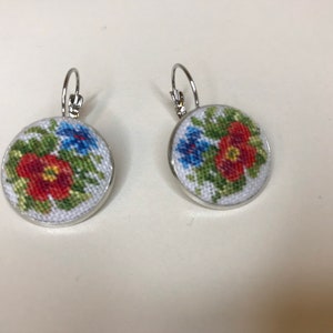 イヤリングにはマイクロ刺繍が施されています。