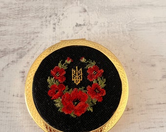 Pocket mirror with hand micro-embroidery