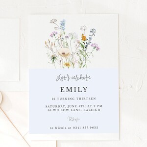 Op de afbeelding: Een lichtblauwe uitnodigingskaart met een aquarel-illustratie van wilde bloemen. De tekst op de kaart luidt "Let's celebrate Emily is turning thirteen Saturday, June 5th at 2 PM 56 Willow Lane, Raleigh R.s.v.p. to Nicola at 0341 857 9632"
