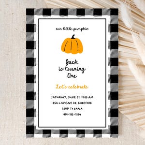 Puede incluir: Una invitación rectangular con un borde a cuadros blanco y negro. La invitación presenta el texto "our little pumpkin", una ilustración de calabaza amarilla y las palabras "Jack is turning One". Se incluyen detalles del evento e información de RSVP.