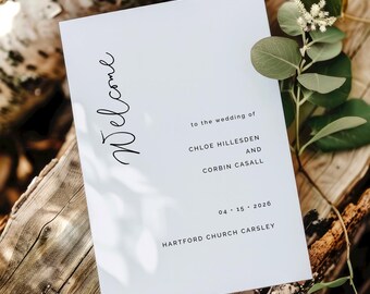 Può includere: Un programma di nozze bianco con testo nero. Il testo recita "Benvenuti" in corsivo in alto, seguito da "al matrimonio di Chloe Hillesden e Corbin Casall". La data "04-15-2026" e la località "Hartford Church Carsley" sono anche incluse.