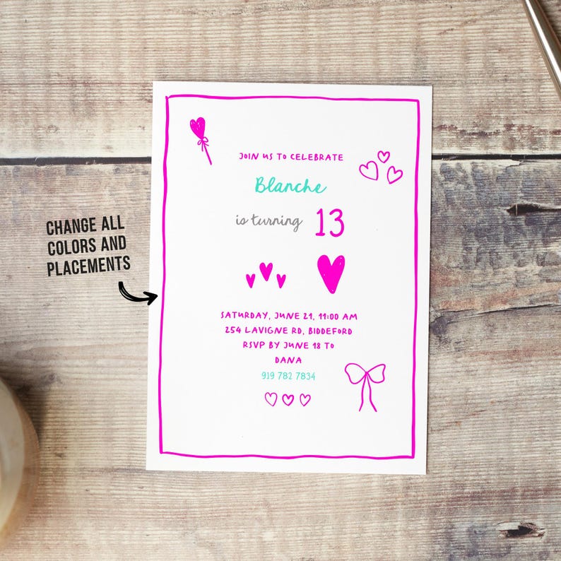 Pu&ograve; includere: Un invito di compleanno rosa e turchese per il 13&deg; compleanno di Blanche. L'invito include la data, l'ora, il luogo e le informazioni RSVP.