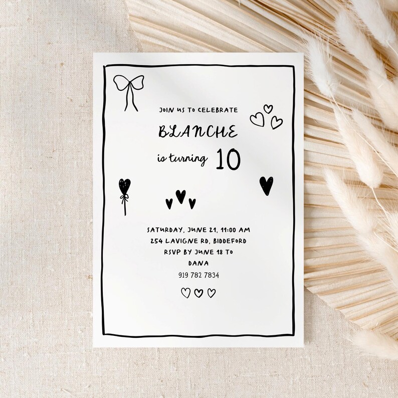 Pu&ograve; includere: Invito a una festa di compleanno in bianco e nero per Blanche che compie 10 anni. L'invito include la data, l'ora, l'indirizzo e le informazioni RSVP.