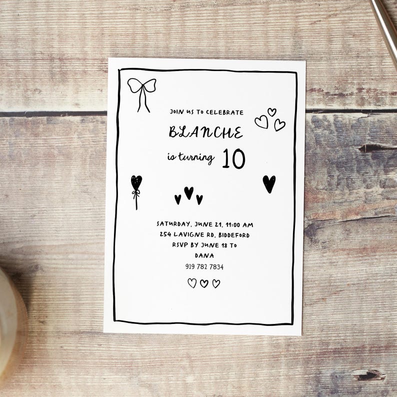 Pu&ograve; includere: Invito a una festa di compleanno in bianco e nero per il decimo compleanno di Blanche. L'invito include la data, l'ora, l'indirizzo, le informazioni RSVP e un numero di telefono.