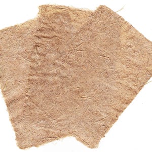 K&ouml;nnte beinhalten: Zwei Bl&auml;tter handgefertigten Papiers mit einer rauen, strukturierten Oberfl&auml;che. Das Papier ist hellbraun mit sichtbaren Fasern und einem leicht zerrissenen Rand, vor wei&szlig;em Hintergrund.