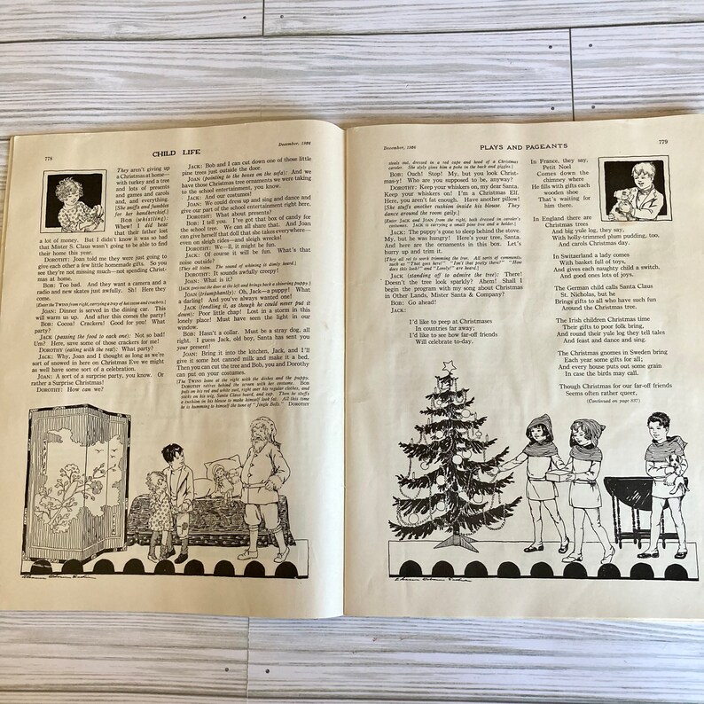 Peut inclure: Illustration en noir et blanc d'une pi&egrave;ce de th&eacute;&acirc;tre de No&euml;l avec des enfants costum&eacute;s. La pi&egrave;ce met en sc&egrave;ne un sapin de No&euml;l, une chemin&eacute;e et un chien. Le texte de l'image est "Child Life" et "Plays and Pageants".