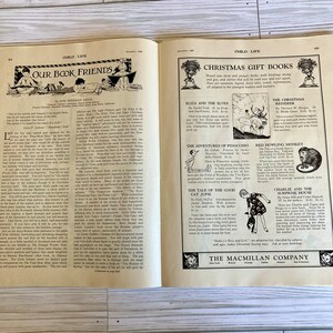 Peut inclure: Une couverture de livre vintage repr&eacute;sentant un renne noir et blanc avec un nez rouge. Le titre du livre est "The Christmas Reindeer" et l'auteur est "Thornton W. Burgess".