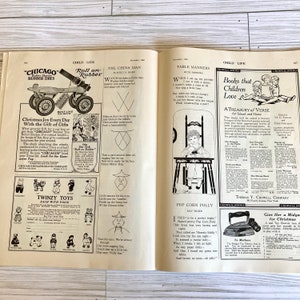 Peut inclure: Une page de magazine vintage avec une illustration en noir et blanc d'un enfant assis sur une chaise haute. Le texte sur la page dit "Table Manners" et "Books that Children Love".