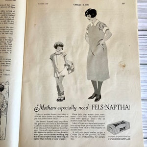 Peut inclure: Une publicit&eacute; vintage en noir et blanc pour le savon &agrave; lessive Fels-Naptha. La publicit&eacute; met en sc&egrave;ne une m&egrave;re et sa fille, avec le texte "Les m&egrave;res ont particuli&egrave;rement besoin de Fels-Naptha !" et une barre de savon Fels-Naptha.