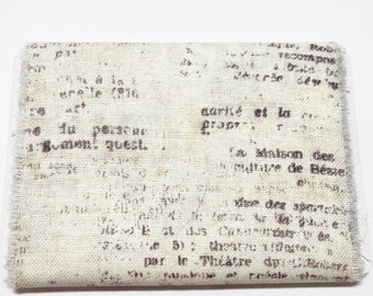 Bandes de tissu déchirées à la main, ruban déchiré à la main, impression de texte délavé, journaux indésirables, extraits, documents éphémères. Point lent.