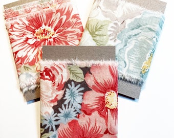 Bandes de tissu déchirées à la main, Moda Sanctuary, Impression florale audacieuse, Journaux de pacotille, Point lent, Artisanat en tissu.