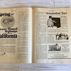 Peut inclure: Une publicit&eacute; vintage pour les jouets Schoenhut, mettant en sc&egrave;ne une jeune fille jouant du piano jouet. La publicit&eacute; pr&eacute;sente &eacute;galement d'autres jouets, notamment un cirque Humpty Dumpty, des blocs Alphie et un ensemble de blocs A-B-C uniques. Le texte indique "Schoenhut Toys Made in U.S.A. since 1872 in American Toy Pianost."