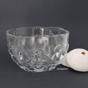 Puede incluir: Un cuenco de vidrio transparente con un diseño texturizado con forma de burbujas. El cuenco está hecho por Boda Nova y tiene una forma redonda.