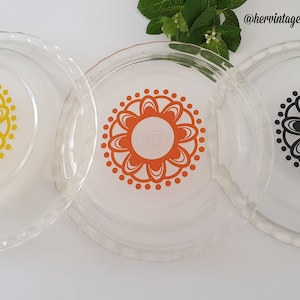 Complete Set of 3 Vintage Agee/Crown Pyrex Doily 23cm Scalloped Pie Dishes - Yellow Black Orange