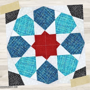 Könnte beinhalten: Ein Quiltblock mit einem roten, weißen und blauen Sternmuster. Der Block besteht aus acht kleineren Blöcken, die jeweils ein anderes Muster haben. Der Block ist von einem weißen Rand umgeben.