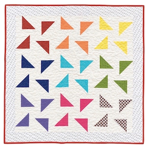 Peut inclure: Une courtepointe blanche avec un motif géométrique coloré. La courtepointe est composée de triangles dans des tons de rouge, orange, jaune, vert, bleu, violet et rose. Les triangles sont disposés selon un motif répétitif, créant un design visuellement attrayant.