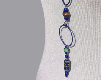 Collier hippie chic avec long pendentif perles bleu sombre