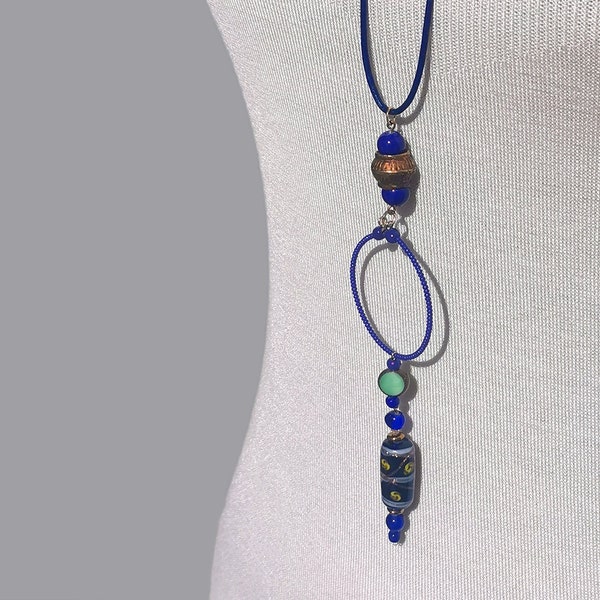 Collier hippie chic avec long pendentif perles bleu sombre