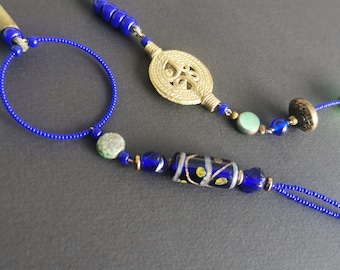 Long sautoir bohème dissymétrique bleu en perles et bronze