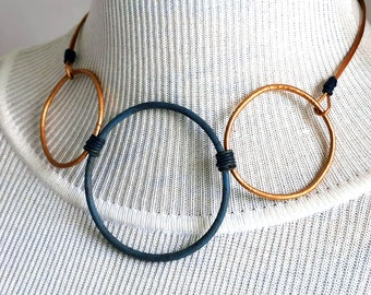 Collier ras de cou léger en cercles de cuir bleu jean et or