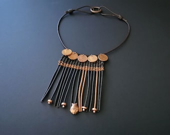 Collier ethnique chic à franges et pièces de monnaie recyclées