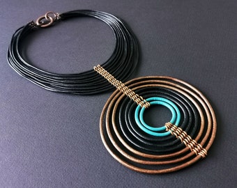 Collier Ethnique contemporain cercle cuir "Massaï" turquoise bronze et noir