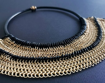 Chic choker necklace in matte gold and leather