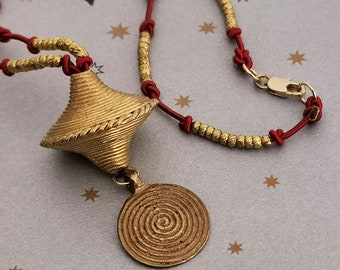 Collier hippie chic avec pendentif en bronze africain perles en laiton et satin rouge