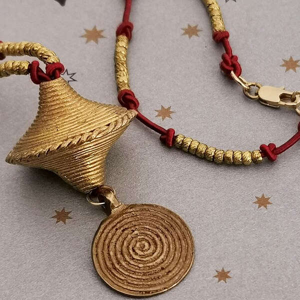 Collier hippie chic avec pendentif en bronze africain perles en laiton et satin rouge