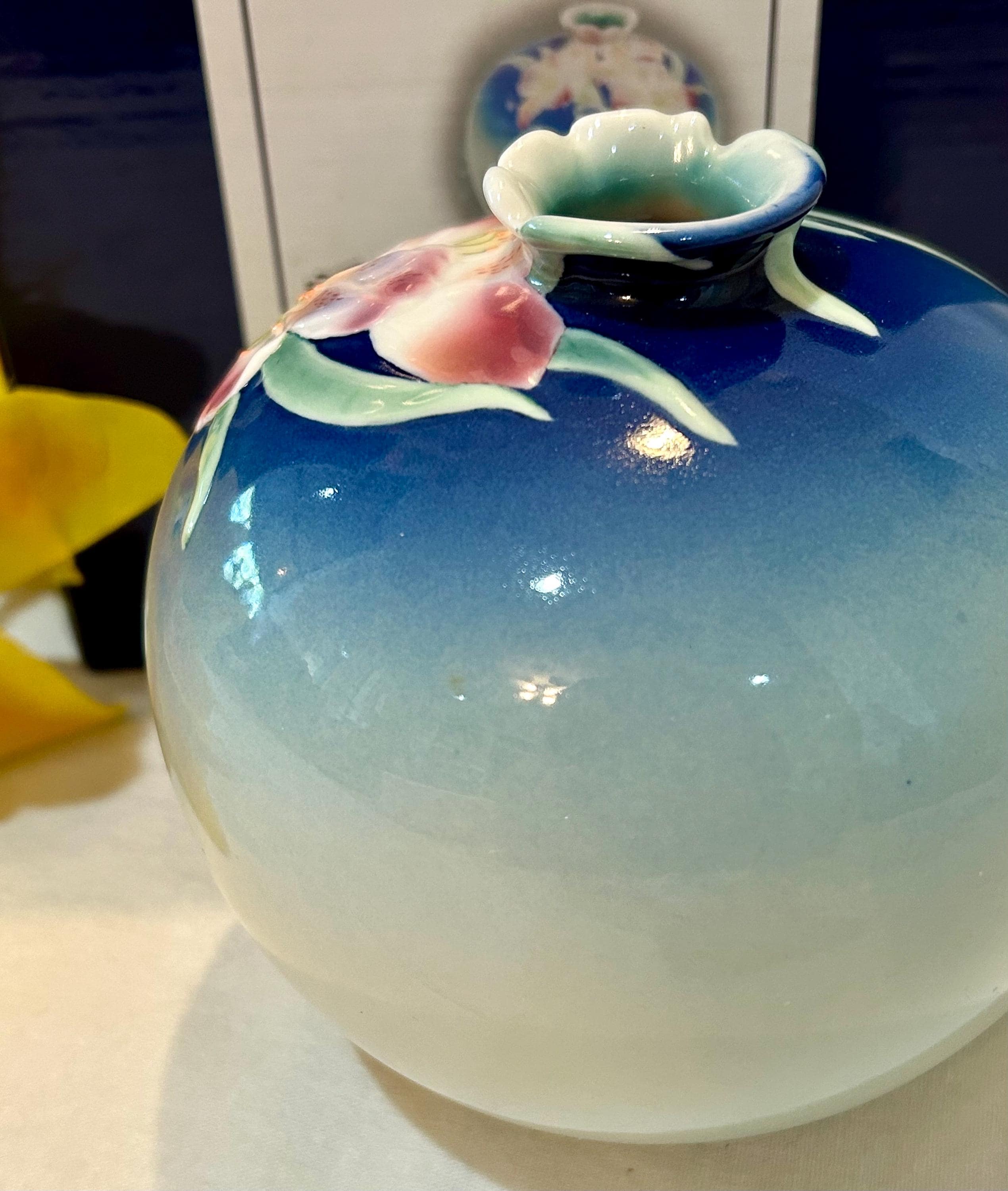 New in Box Franz Porcelain Lily Design Round Flower Vase XP1894