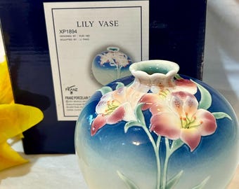 New in Box Franz Porcelain Lily Design Round Flower Vase XP1894