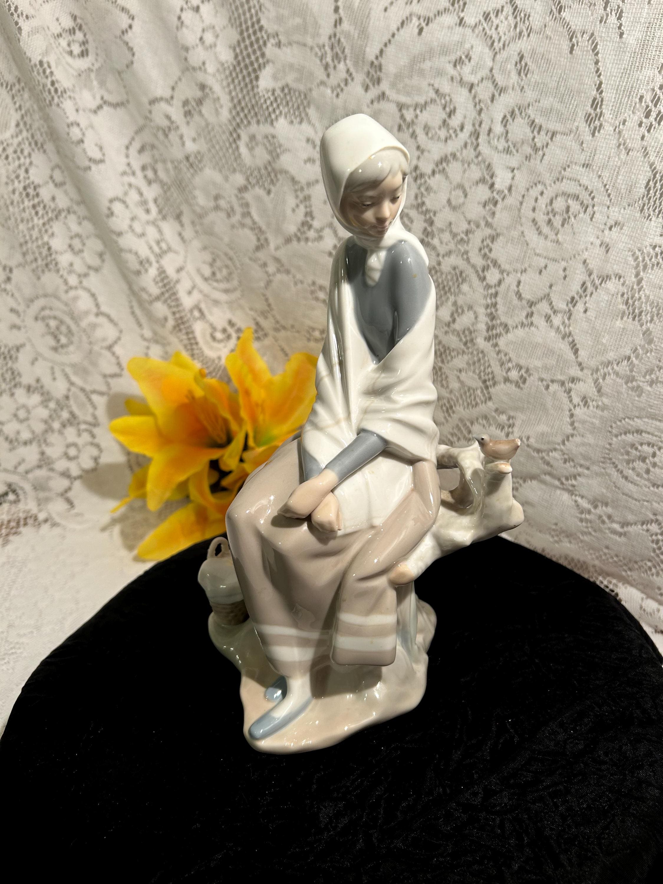 Retired Lladro New Shepherdess Looking at Bird 4576 Lladro