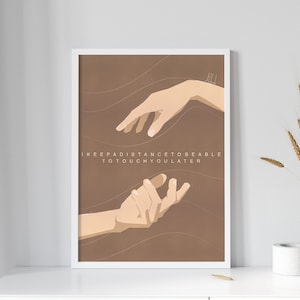 Könnte beinhalten: Ein brauner Hintergrund mit zwei Händen, die sich gegenseitig erreichen. Der Text "I keep a distance to be able to touch you later" ist in Weiß geschrieben.