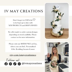 Op de afbeelding: Een witte taart met drie lagen, versierd met bloemstukken en groen, gepresenteerd op een houten basis. De afbeelding bevat tekst: "IV MAY CREATIONS" en social media iconen.