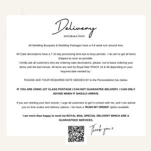 Op de afbeelding: Een witte kaart met het woord "Delivery" in elegant schrift, gevolgd door "INFORMATION". Tekst geeft de verwerkingstijden voor bruidsboeketten, pakketten en taartdecoraties. Bevat een QR-code en "Thank you x".