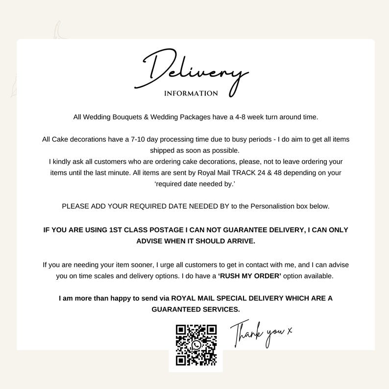 Op de afbeelding: Een witte kaart met het woord "Delivery" in elegant schrift, gevolgd door "INFORMATION". Tekst geeft de verwerkingstijden voor bruidsboeketten, pakketten en taartdecoraties. Bevat een QR-code en "Thank you x".