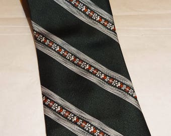 Vtg CONNOISSEUR COLLECTION, 100% polyester necktie, green with stripe, 56", 3 1/4"