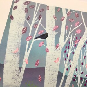 Autumn Fruitfulness, Impression signée sur papier dart par Caroline Smith. Art mural mettant en vedette une forêt brumeuse, un chalet et des fleurs sauvages image 7