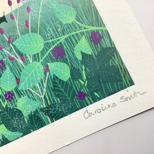 Autumn Fruitfulness, Impression signée sur papier dart par Caroline Smith. Art mural mettant en vedette une forêt brumeuse, un chalet et des fleurs sauvages image 8
