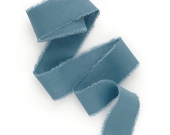 Schieferblaues Baumwollband mit Fransen: Handgefärbte Krawatte mit rohem Rand